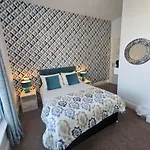 Rivelyn Bar & Restaurant Hotel