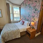 Rivelyn Bar & Restaurant Otel