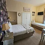 Rivelyn Bar & Restaurant Hotell