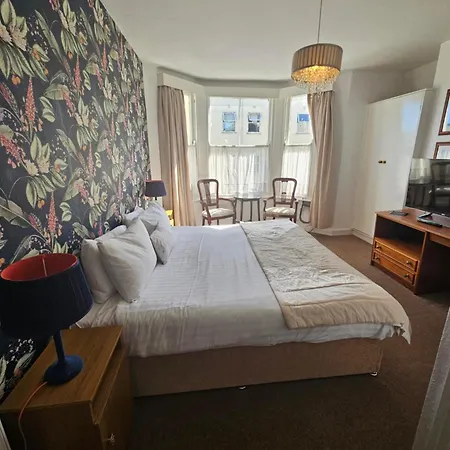 Rivelyn Bar & Restaurant