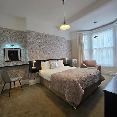 Rivelyn Bar & Restaurant فندق 3*