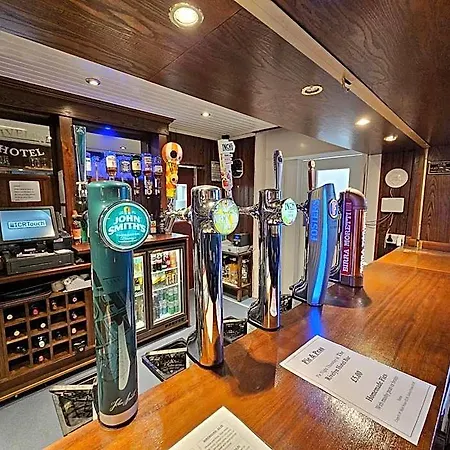 Rivelyn Bar & Restaurant 호텔 3*